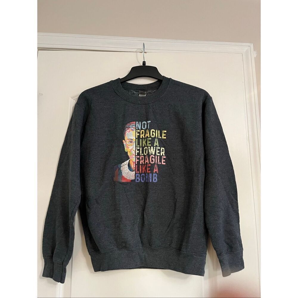 "Fragile like a bomb" Graphic Sweatshirt -L
